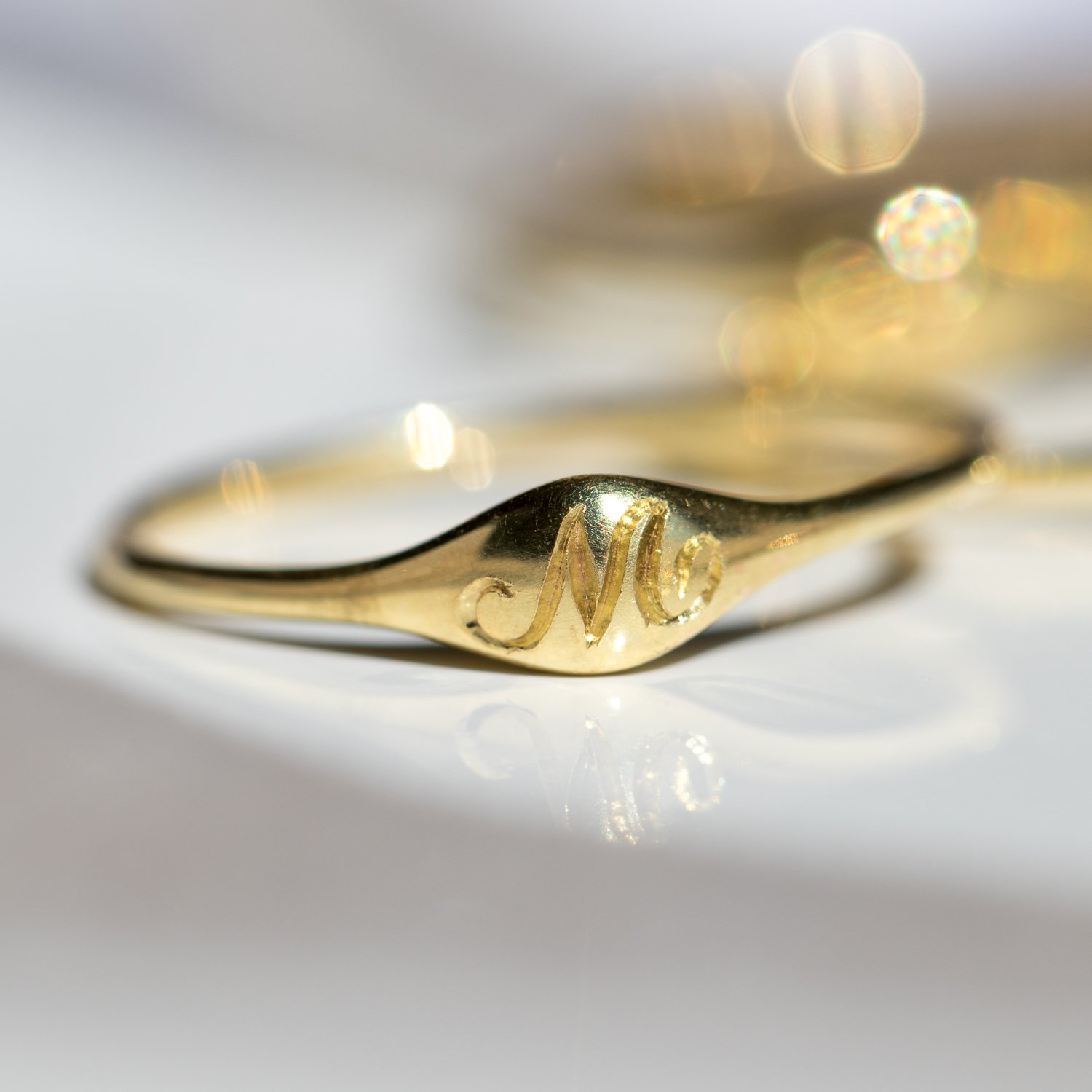 Diana Mitchell: Ring, Mini Signet M, 18K gold, size 6