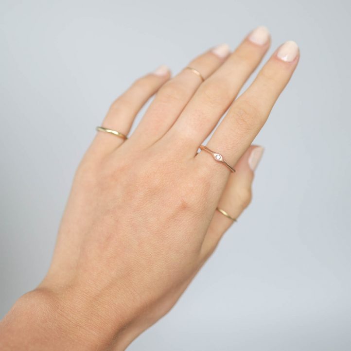 Victoria Cunningham Trunk show : Ring, Stacking Band, 1 single medium diamond, 14K yellow gold