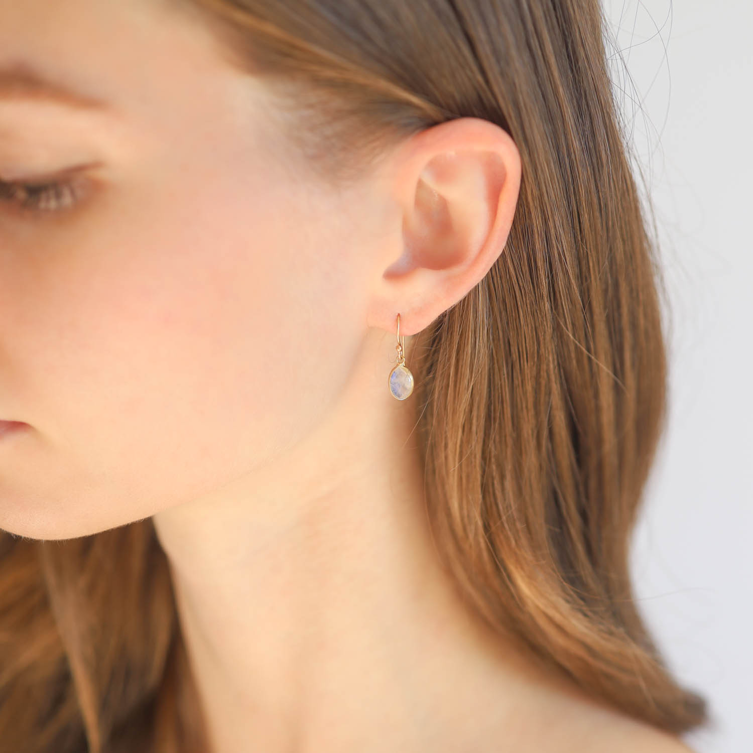 Margaret Solow : Earrings,18k Rainbow moonstone XS