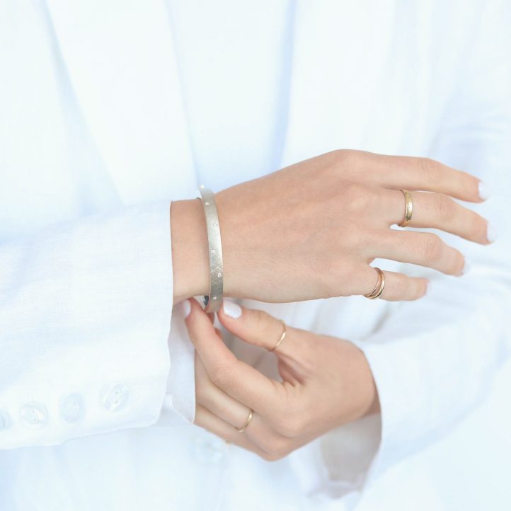 Rene Escobar: Bracelet, ORLY,6MM WG FRONT & WG BACK BANGLE SET WITH 0.14CT IN DIAMONDS