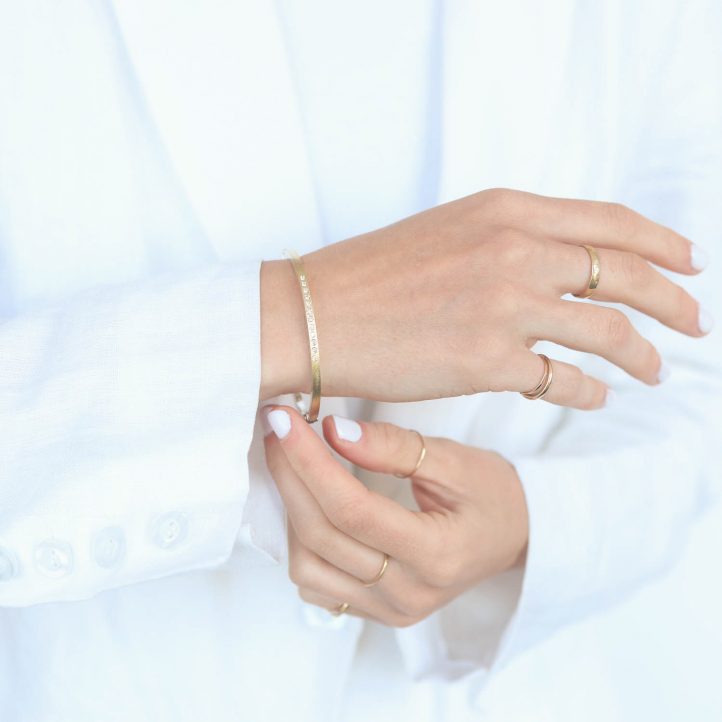 Rene Escobar: Bangle, LAURA 2.5mm, YG FRONT AND BACK,Medium
