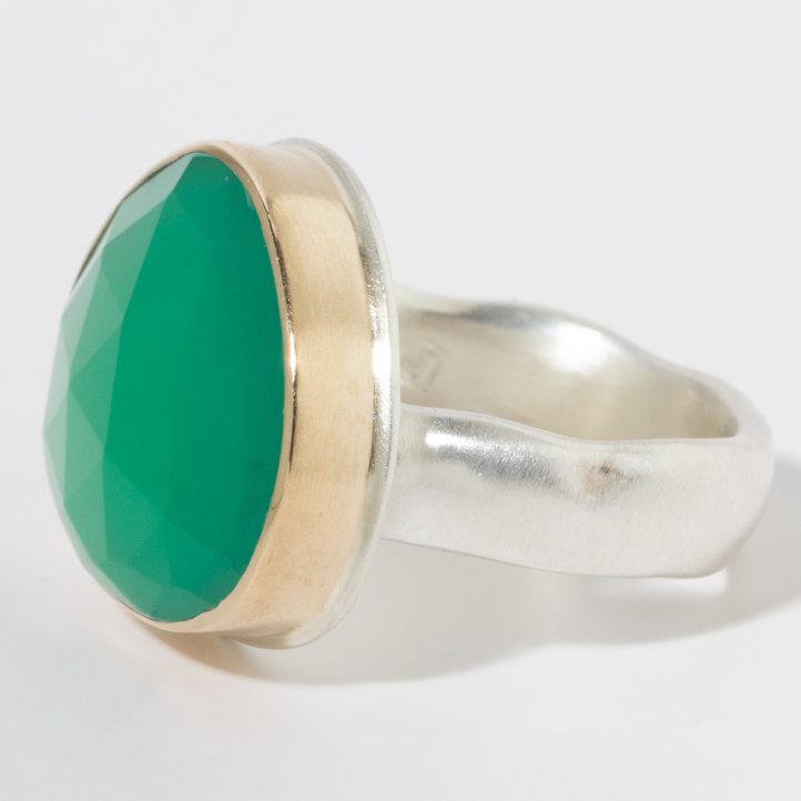 Jamie Joseph: Sterling & 14K Gold Ring, Vertical Asymmetrical Rose Cut GREEN ONYX on Groovy Band size 7.5 5/8" x 11/16"