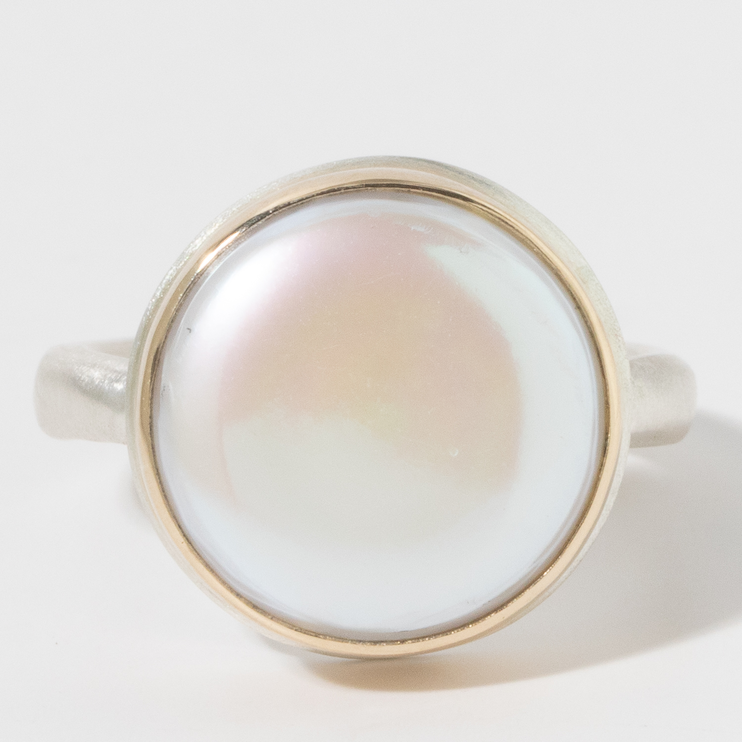 Jamie Joseph: Sterling & 14K Gold Ring, Round WHITE CULTURED PEARL on Middle Organic Band size 6.75, 9/16" diameter