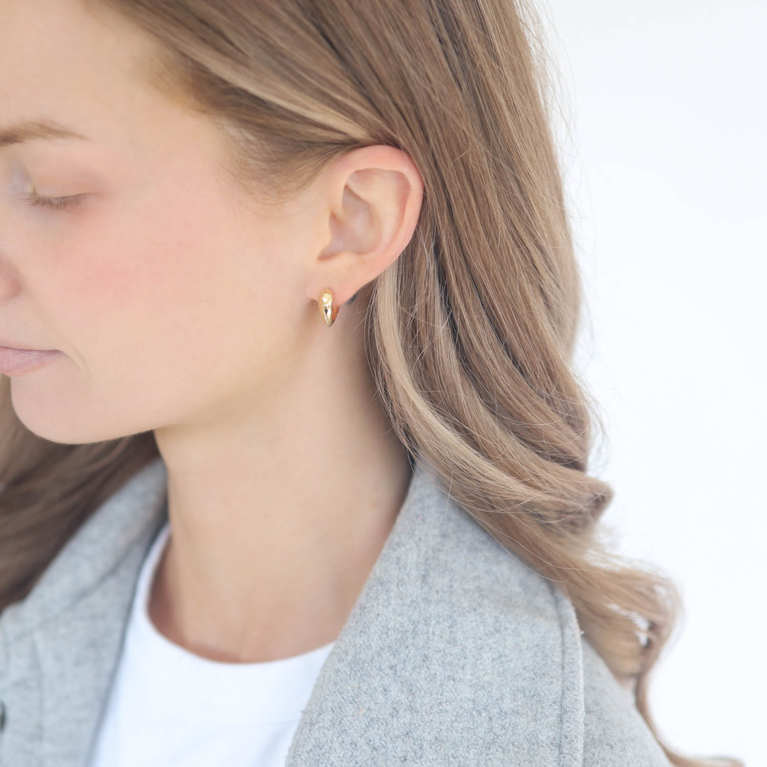 Lizzie Mandler: Small Knife Edge Heart shaped huggie,18k PAIR