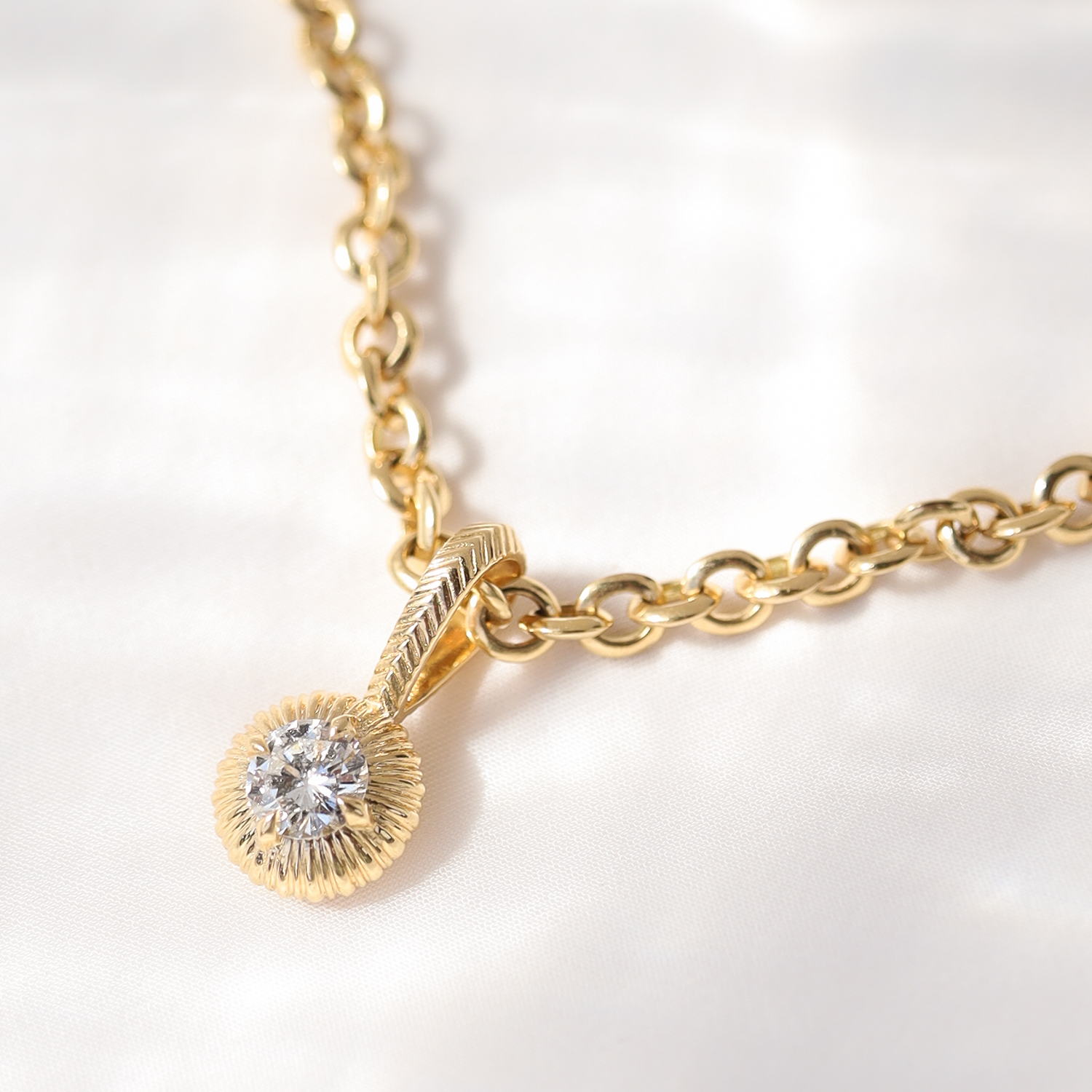 Lizzie Mandler:Round 5mm diamond fluted Charm,,0.50ctw,18k