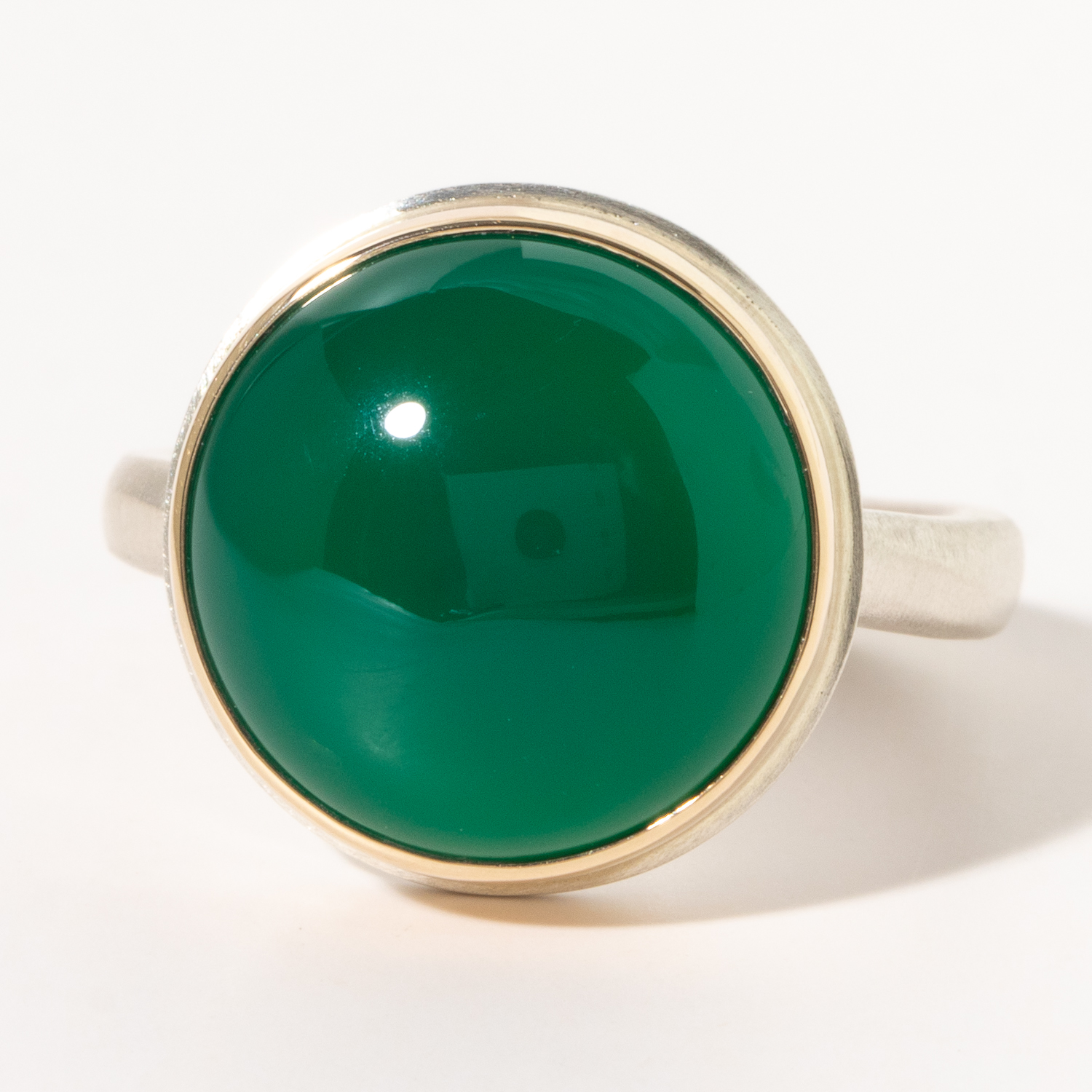 Jamie Joseph:Sterling & 14K Gold Ring w/ Small Smooth GREEN ONYX on Middle Organic Band, size 7, 9/16 diameter